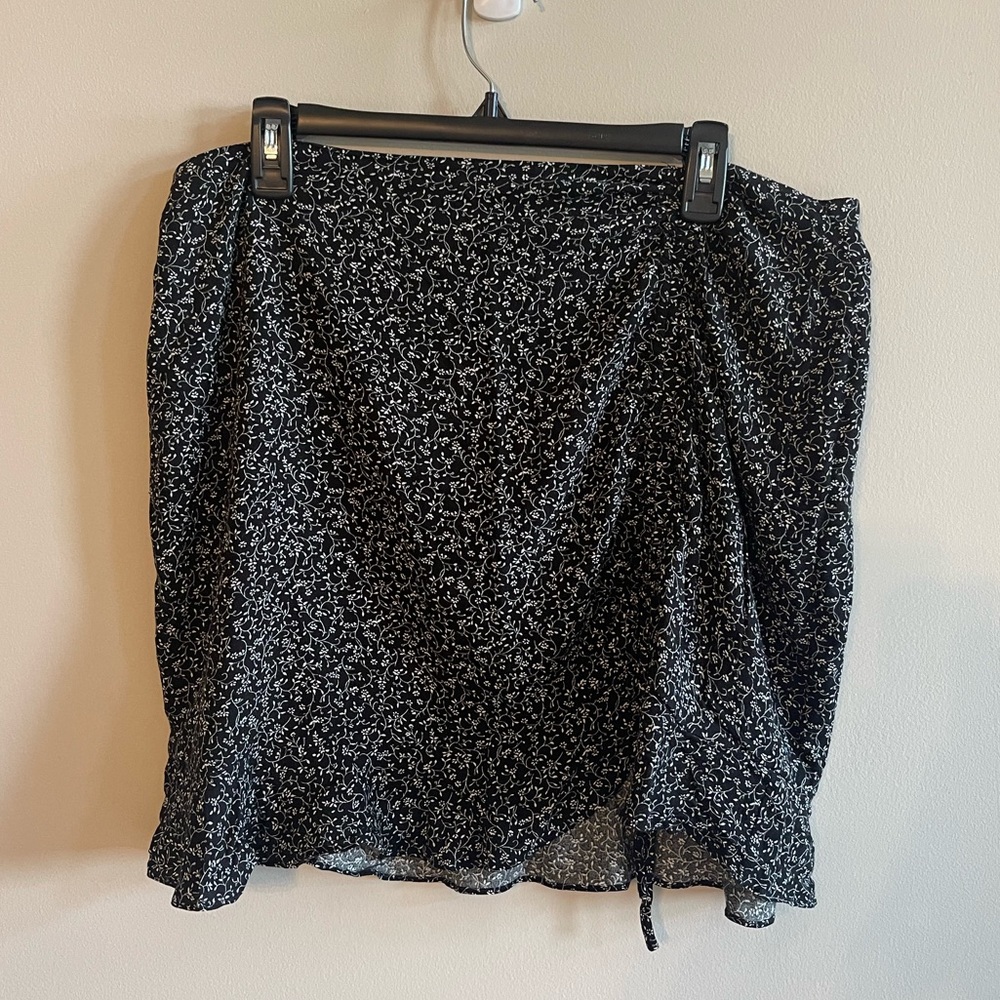 FOREVER 21+ SIDE RUCHED FLORAL MINI SKIRT 🖤✨💫